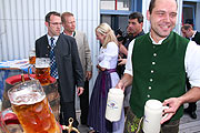 Anstich testen: Monika Gruber und Brauereichef Andreas Steinfatt (Foto: Martin Schmitz